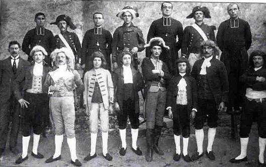 La troupe de comédiens du patronage de Saint-Père-en-Retz lors de la revue Les Jacobins en 1921 (coll. M. Landry